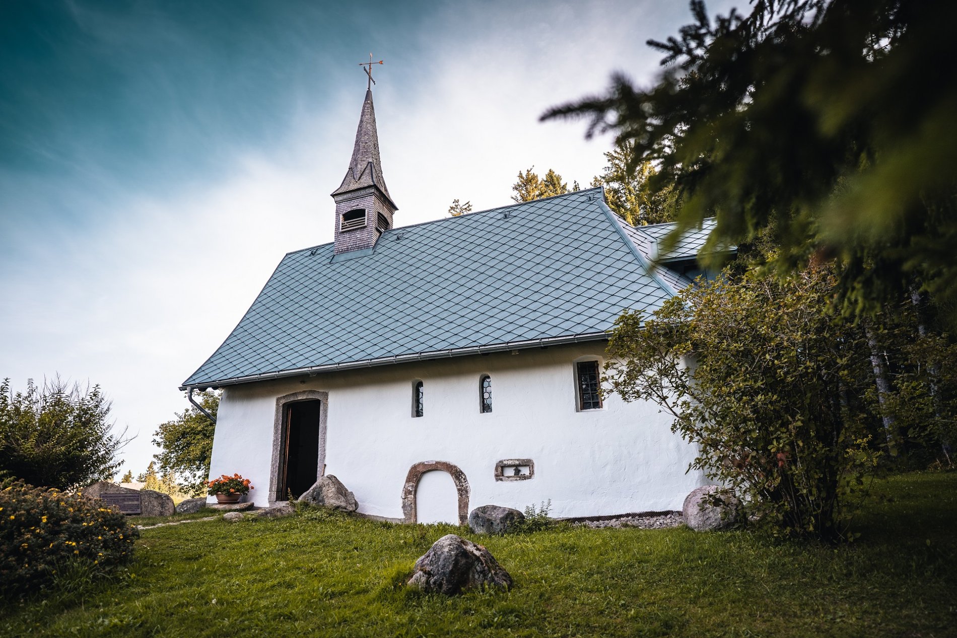 Kapelle in Furtwangen mit nahegelegenem Wald