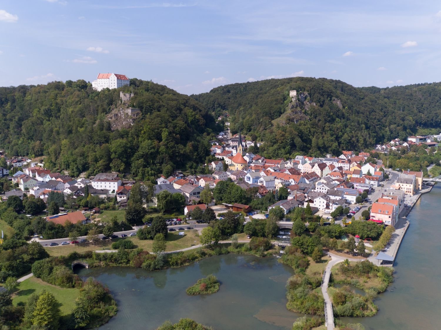 Blick auf Riedenburg mit Blick zur Rosenburg, den Burgruinen Tachenstein und Rabenstein und den Stadtweiher