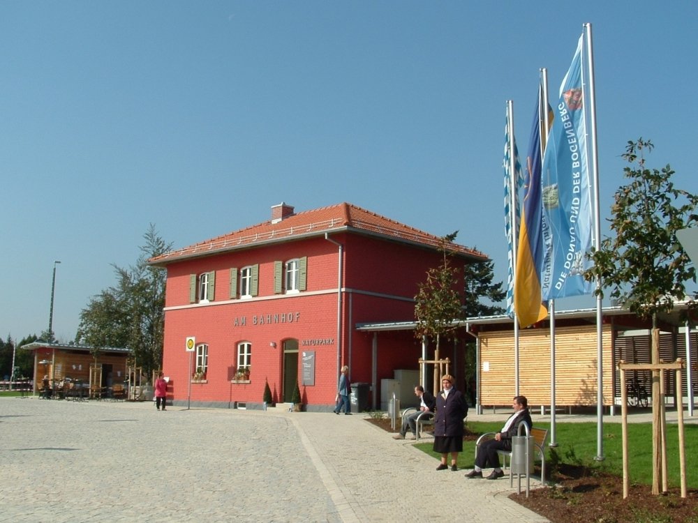 Blick auf den Bahnhof Bogen mit Naturpark-Infostelle