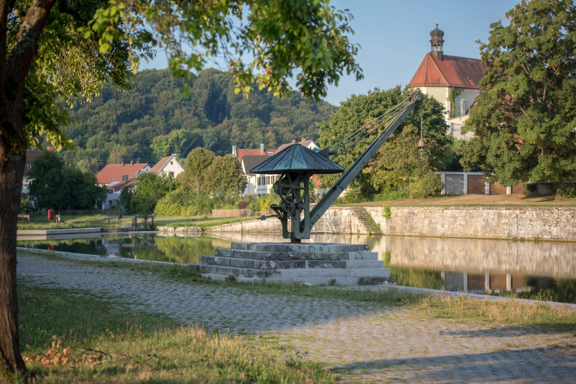 Historischer Kran am Alten Kanalhafen in Kelheim