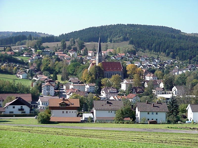 Gut 15 km nordwestlich von Regen liegt am Zusammenfluss der Teisnach und des Schwarzen Regens Teisnach, eine 3010 Einwohner zählende Gemeinde.
