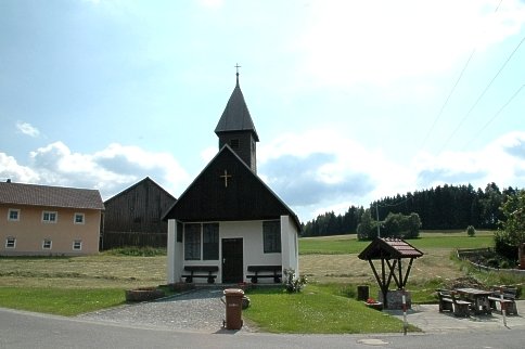 Blick auf die Dorfkapelle in Kandlbach in der Gemeinde Rinchnach