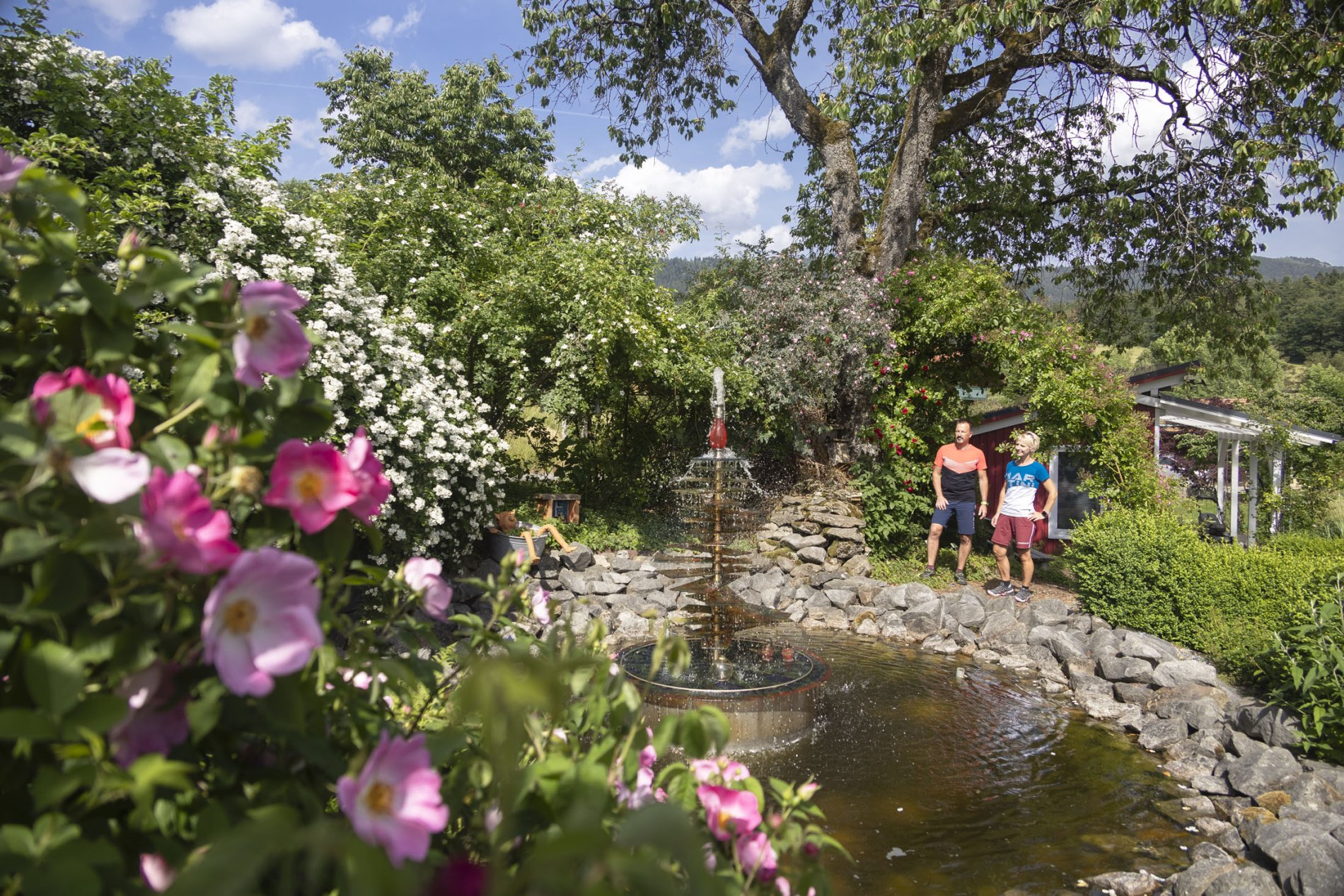 Der Glasbrunnen im Dorfpark: Die Brunnensäule stellt den Stammbaum der Gründungsmitglieder dar