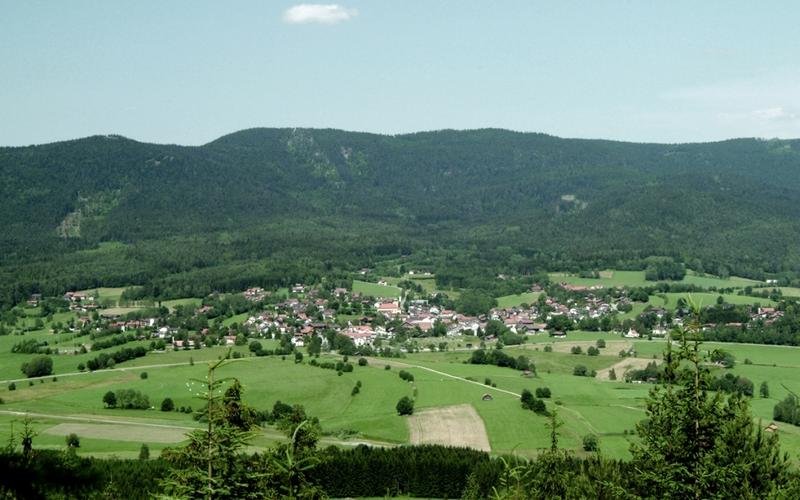 Arnbruck ist staatlich anerkannter Erholungsort, gelegen mitten im Zellertal im niederbayerischen Landkreis Regen.