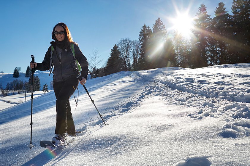Frau beim Schneeschuhlaufen auf dem Zugerberg