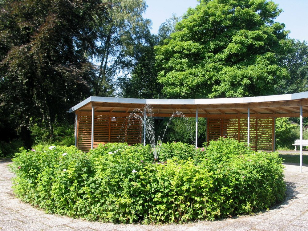 Pavillon und Springbrunnen im Reinsberger Park in Schönberg