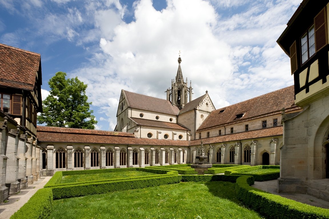 Panoramaansicht des begrünten Kreuzgartens in der Klosteranlage Bebenhausen bei Tübingen