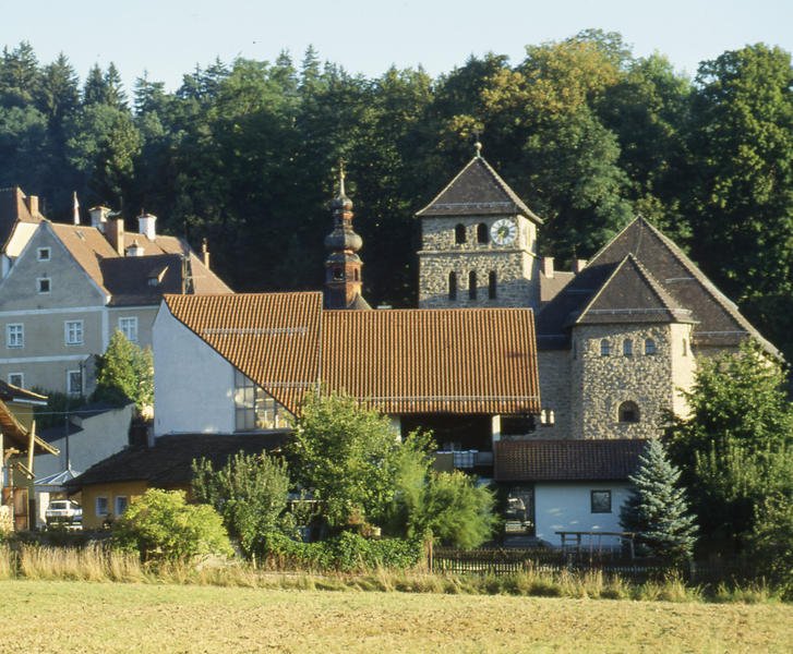 Waffenbrunn, ein ruhiger Ferien- und Erholungsort im Land der Regenbogen, befindet sich in nur 6 km Entfernung zur sehenswerten Kreisstadt Cham.