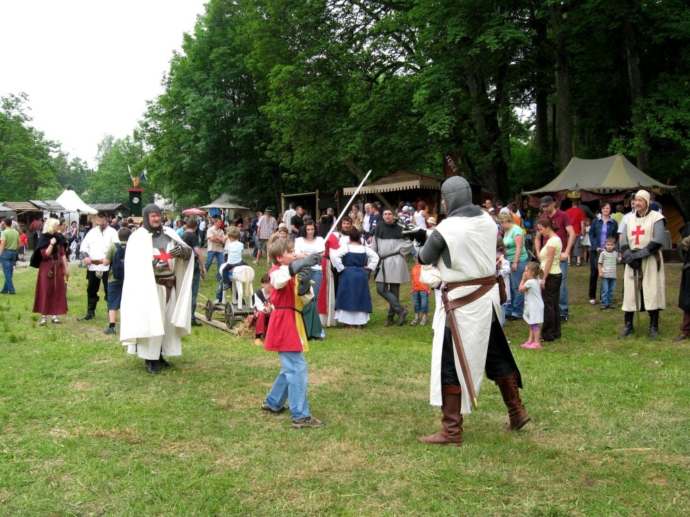 Kinderspaß beim Schwertkampf beim Ritterspektakel Weißenstein