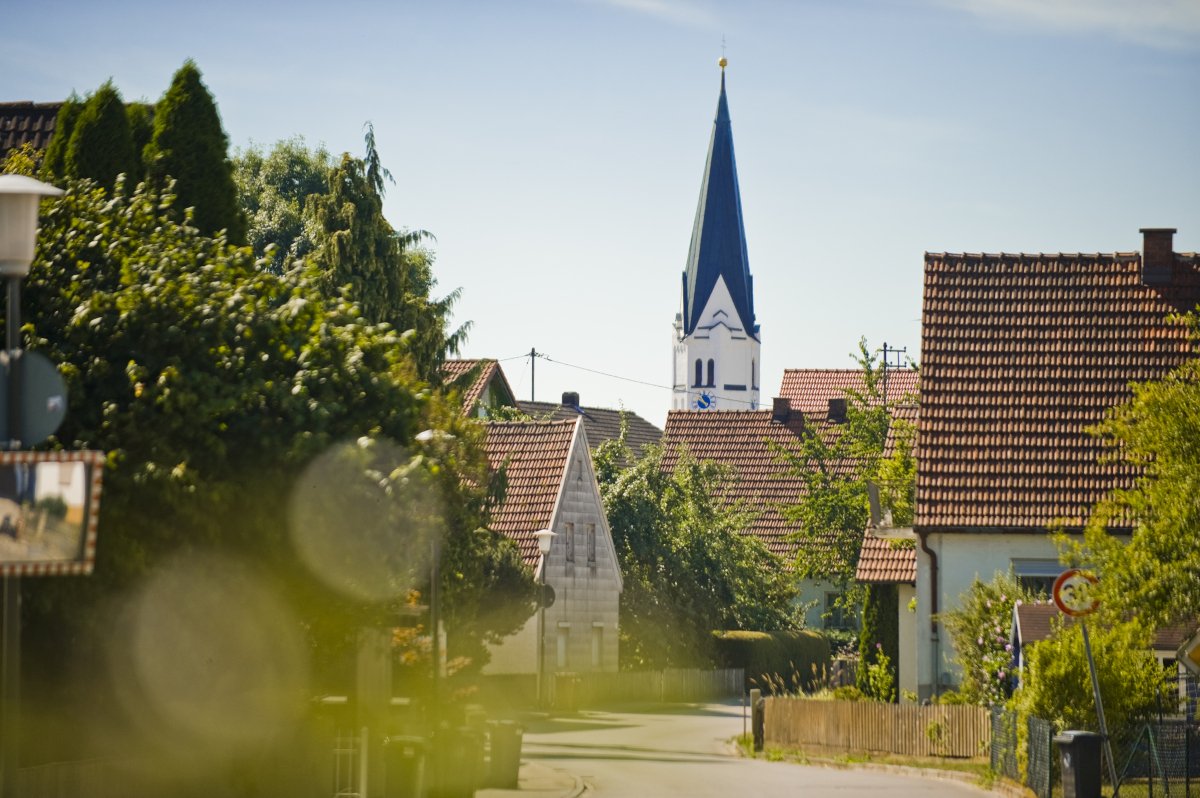 Blick auf den Kirchturm in Hettenshausen
