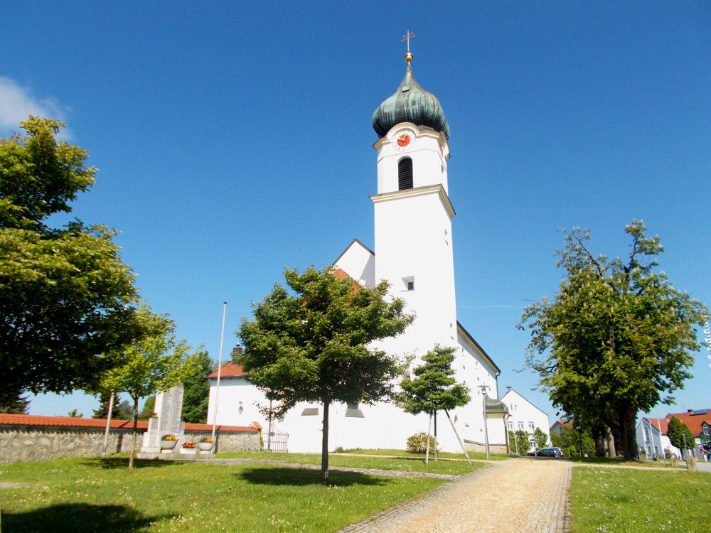 Blick auf die Pfarrkirche ST. JOSEF in Ruderting im südlichen Bayerischen Wald