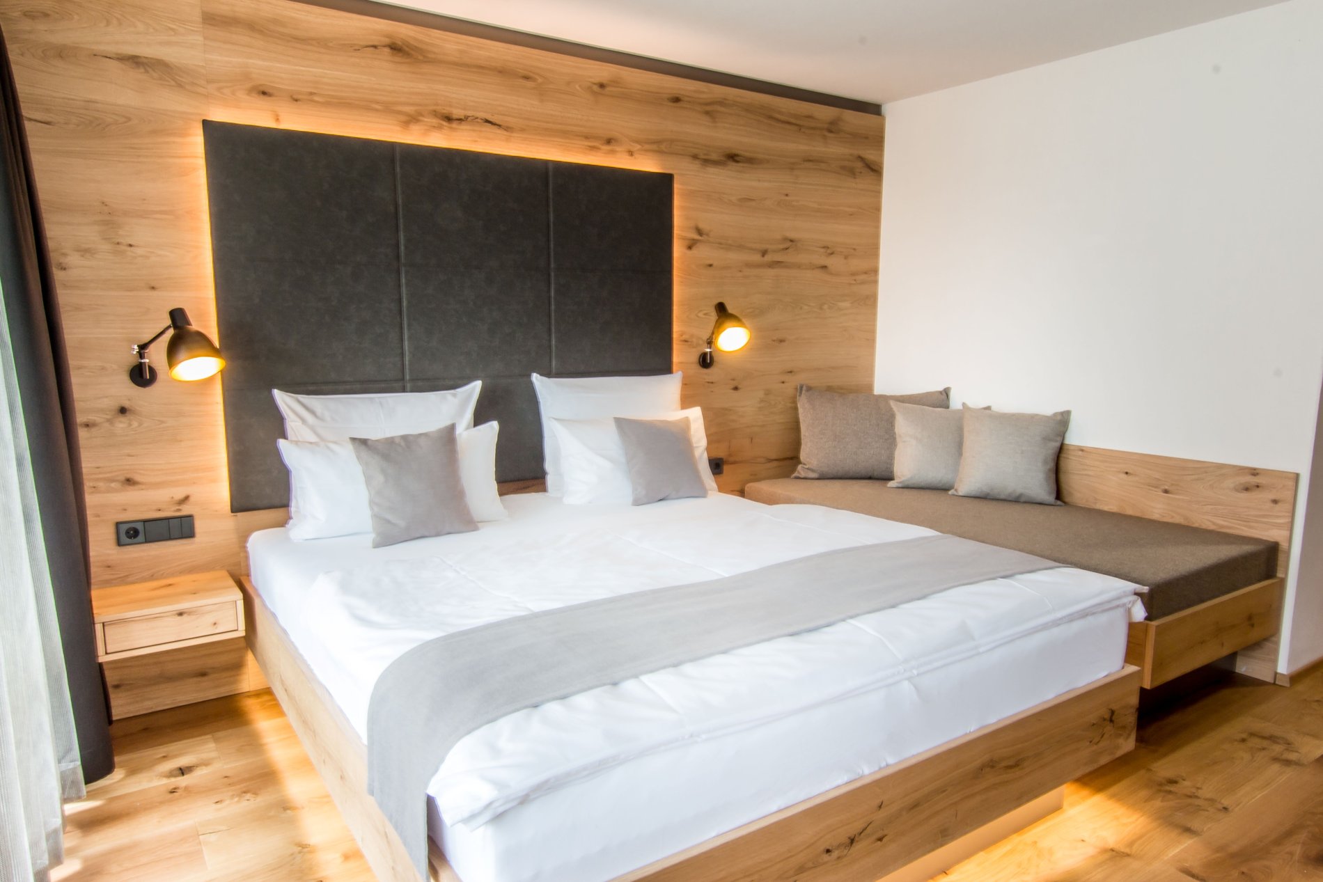 Doppelbett und zusätzliche Schlafgelegenheit im Komfort Doppelzimmer Hotel Wirthshof