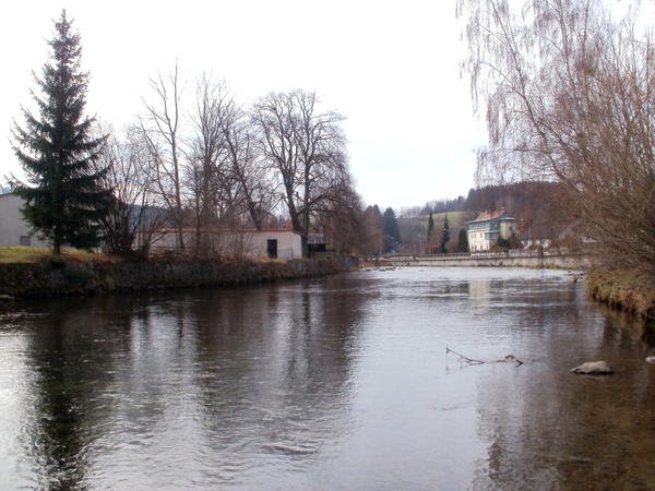Der Fluss Schwarzer Regen bei der Entstehung in der Glasstadt Zwiesel