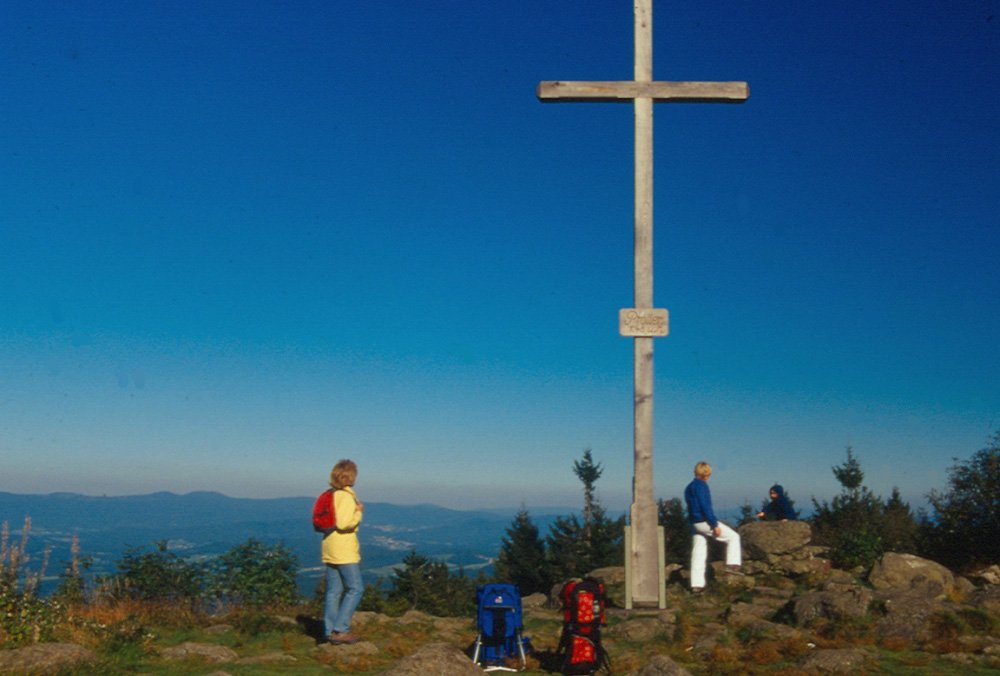 Herrliche Aussicht für Wanderer beim Gipfelkreuz am Pröller bei St. Englmar im Bayerischen Wald