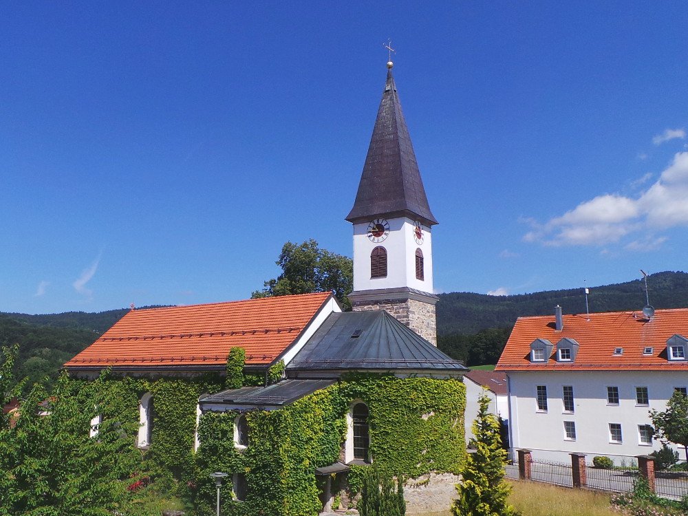 Blick auf die Pfarrkirche in Schaufling im Lallinger Winkel - Bayerischer Wald