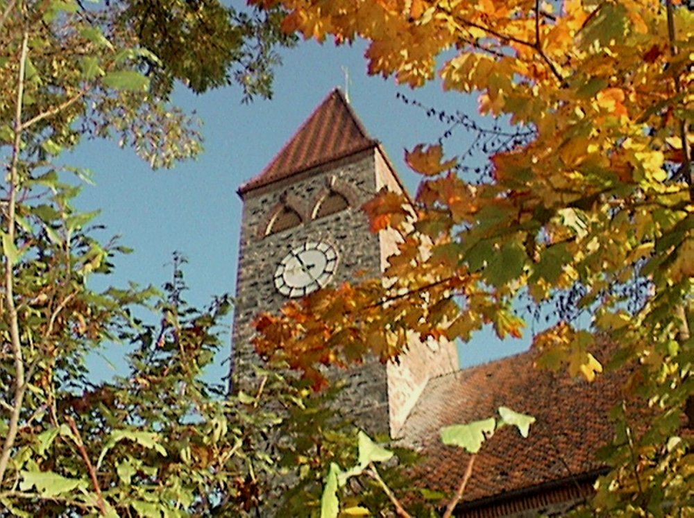 Herbststimmung bei der Pfarrkirche in Klingenbrunn in der Gemeinde Spiegelau