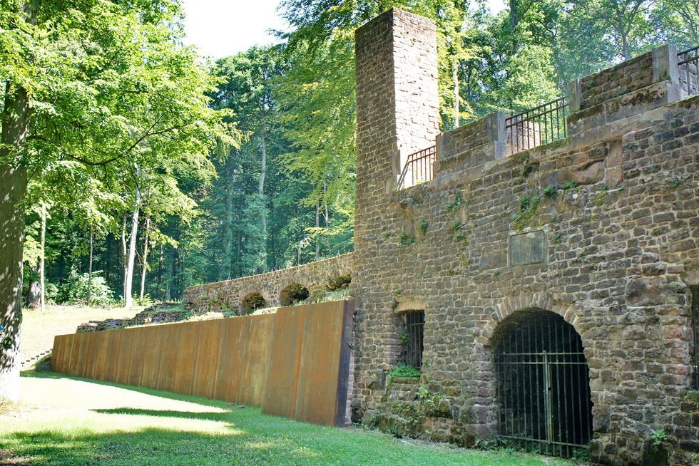 Ruine der Orangerie im Waldpark Schloss Karlsberg - ein Garten mit Geschichte