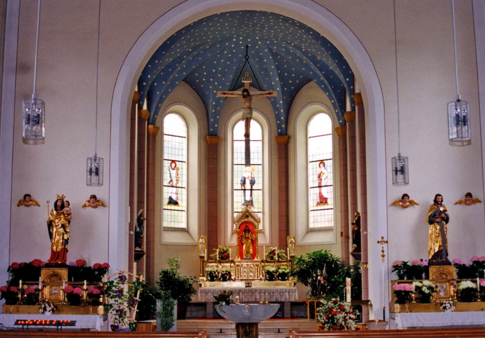 Blick auf den Altarbereich der Pfarrkirche ST. WALBURGA in Lohberg am Großen Arber