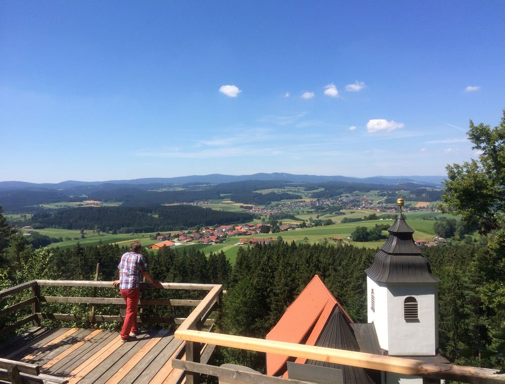 Herrlicher Ausblick über die Kirchturmspitze hinweg ins Rinchnachtal und die südlichen Bayerwaldberge