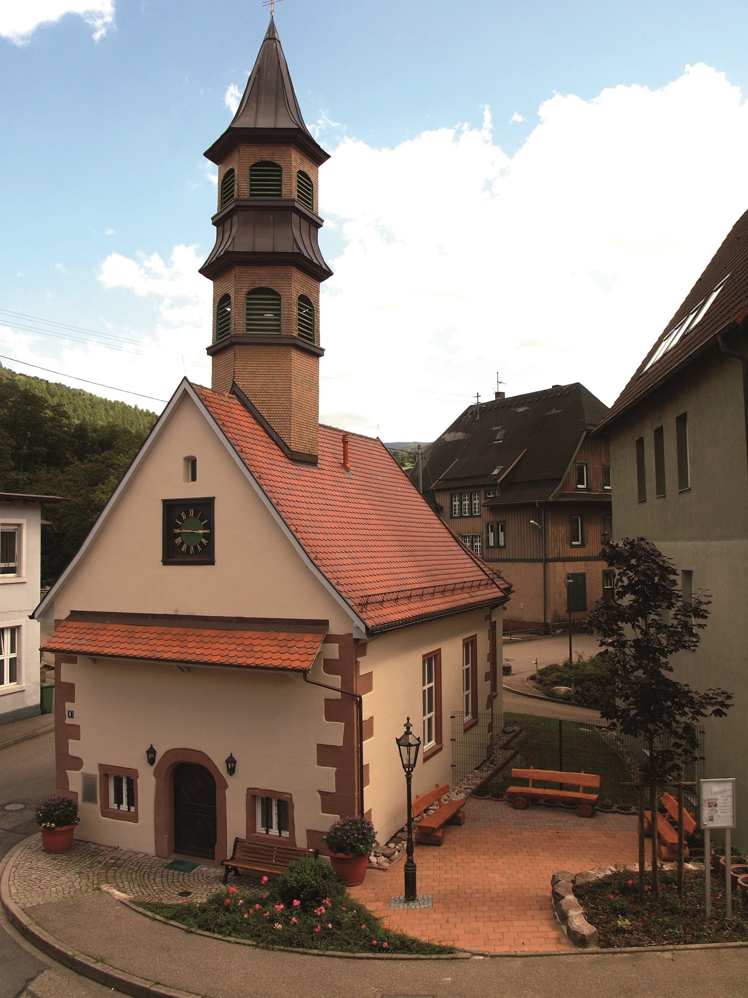 Die kleine St. Erhard Kapelle mit Außenbereich