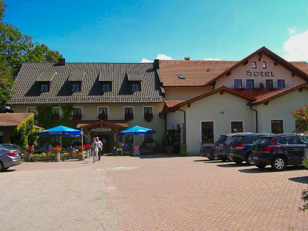Blick auf das Hotel-Gasthof Lindenhof in Hetzenbach bei Zell im Vorderen Bayerischen Wald