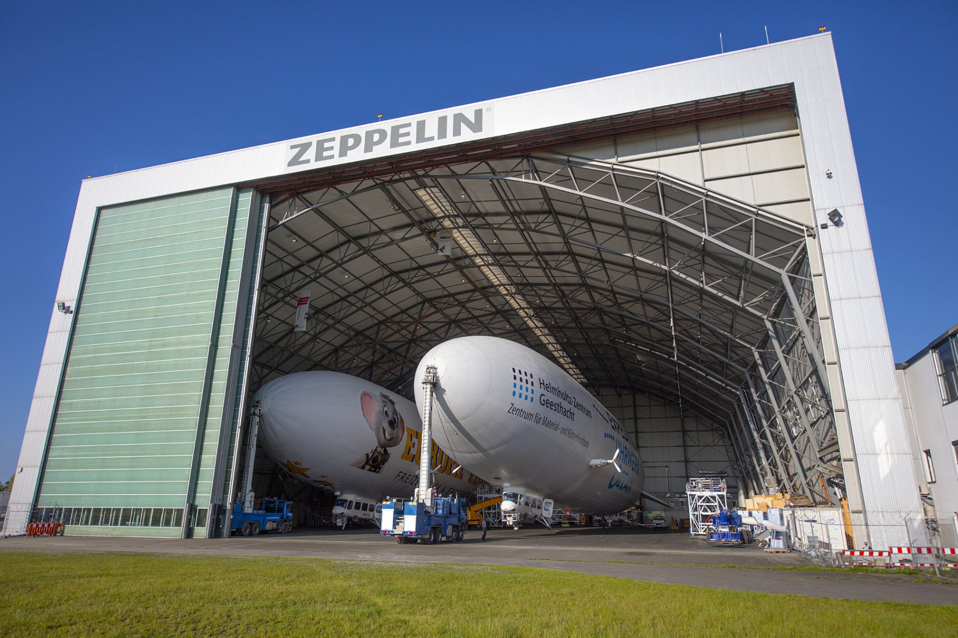 Geöffnetes Tor des Zeppelin Hangar mit Zeppelinen