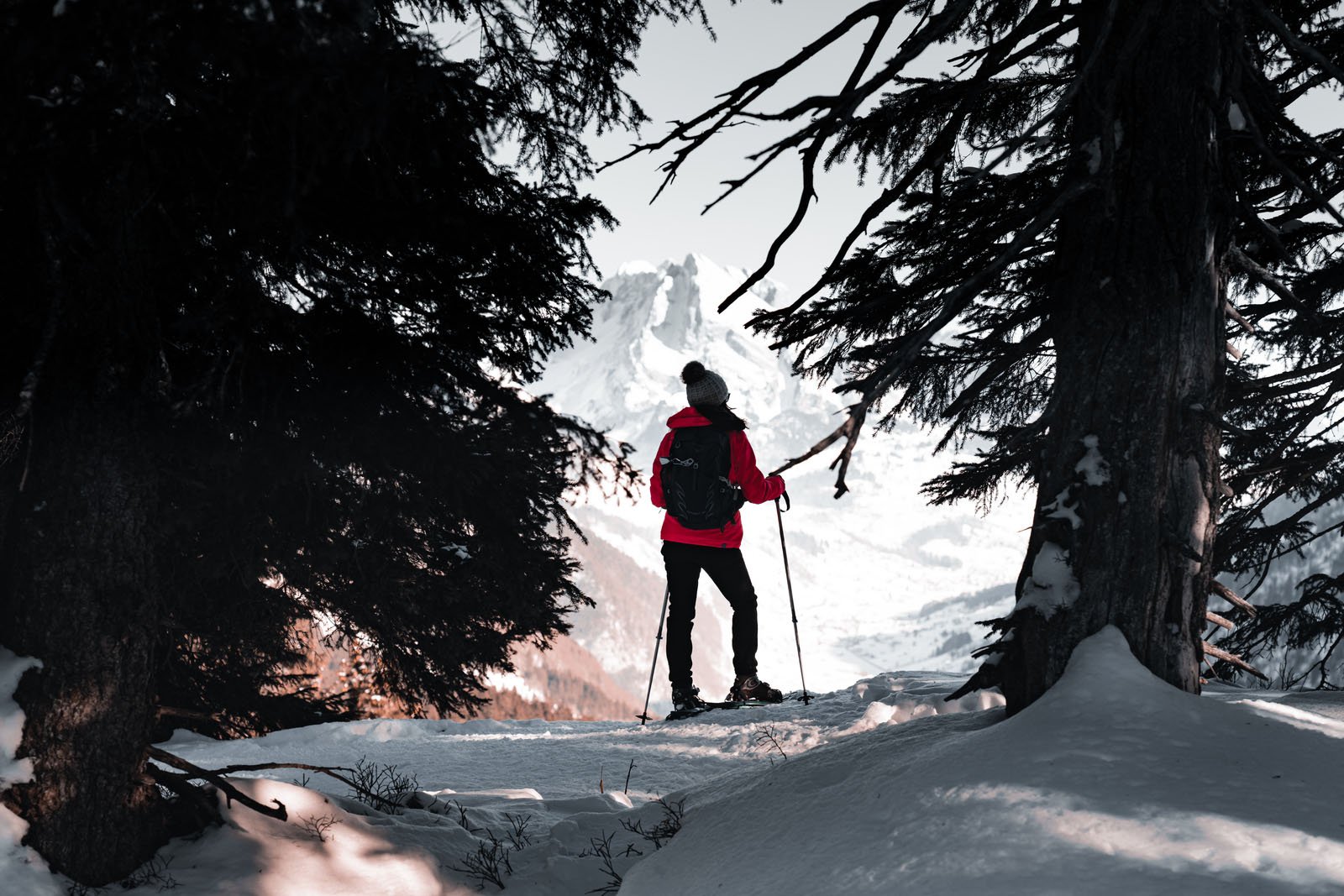 Touristin mit Schneeschuhen geniesst die Aussicht ins Toggenburg und zum Alpstein oberhalb von Amden SG