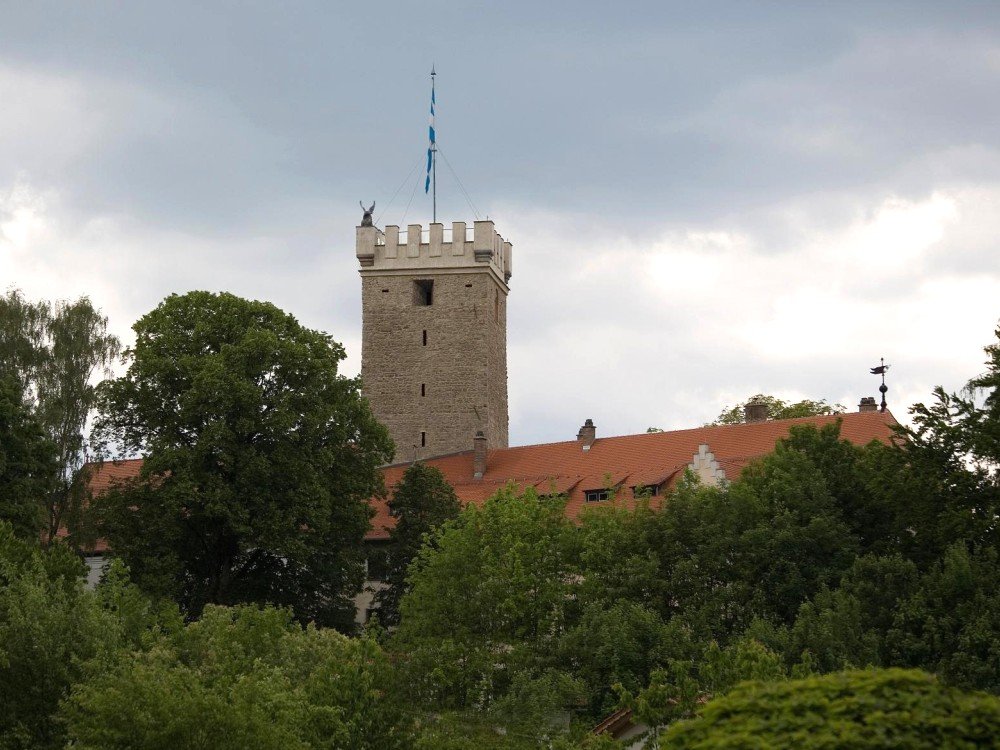 Von weitem zu sehen ist der wuchtige Bergfried von Burg Falkenfels