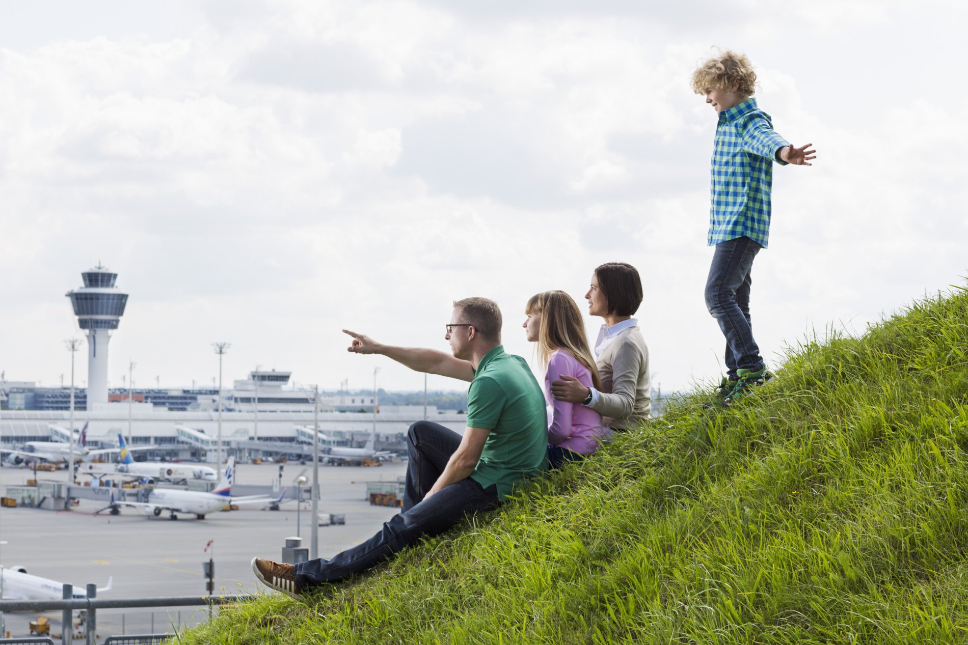Familie auf dem Besucherhügel im Besucherpark Flughafen München bei Freising