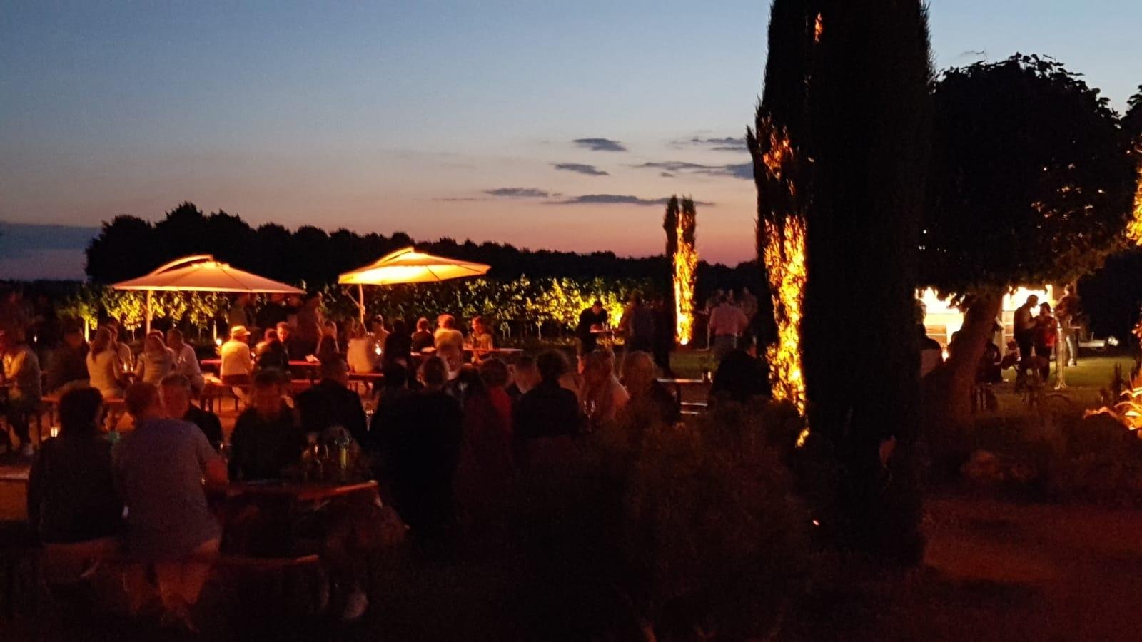 Im Weingut Bastian Petryeine sommerliche abendliche Veranstaltung erleben.