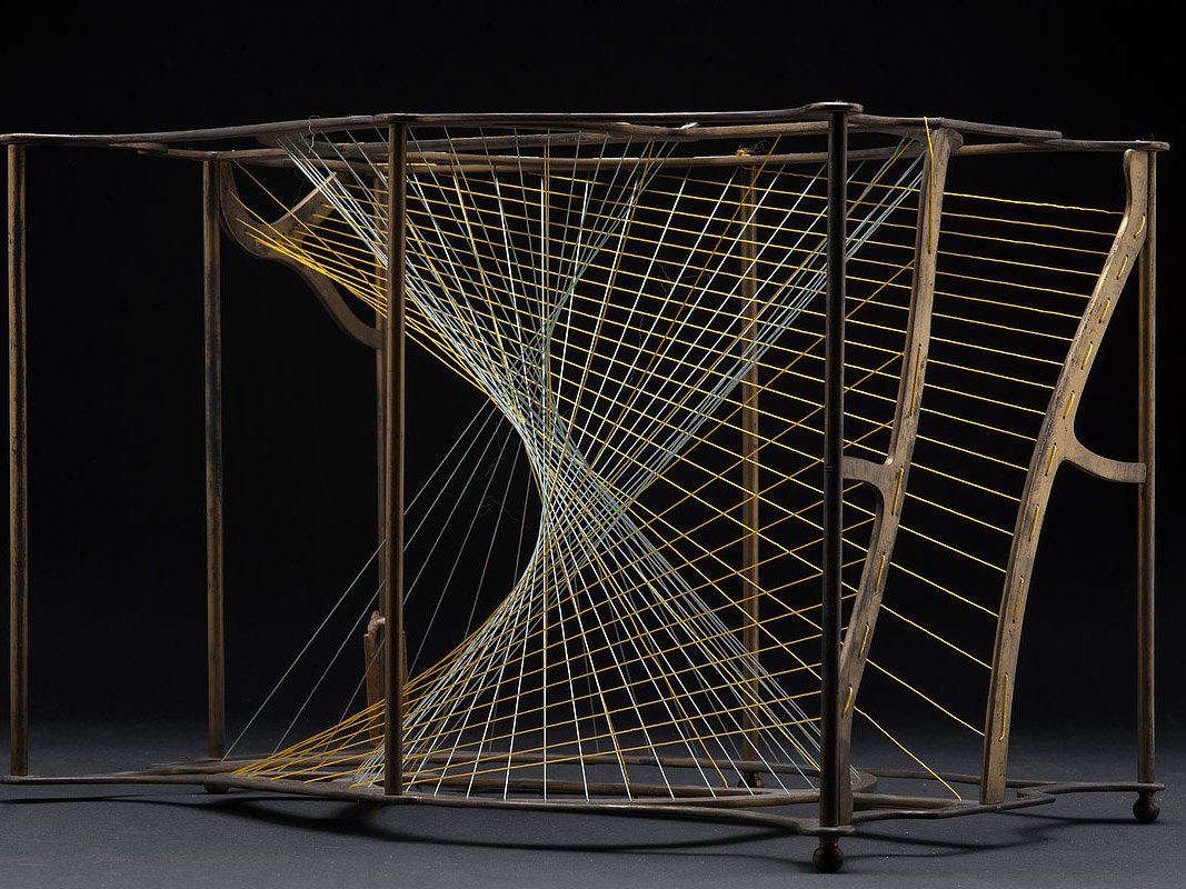Netzartige geometrische Apparatur aus Holz und Fäden in der mathematischen Dauerausstellung der Universität Tübingen