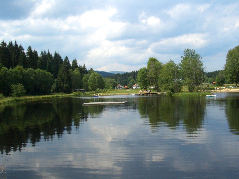 Blick auf den Badesee in Mauth am Nationalpark Bayerischer Wald