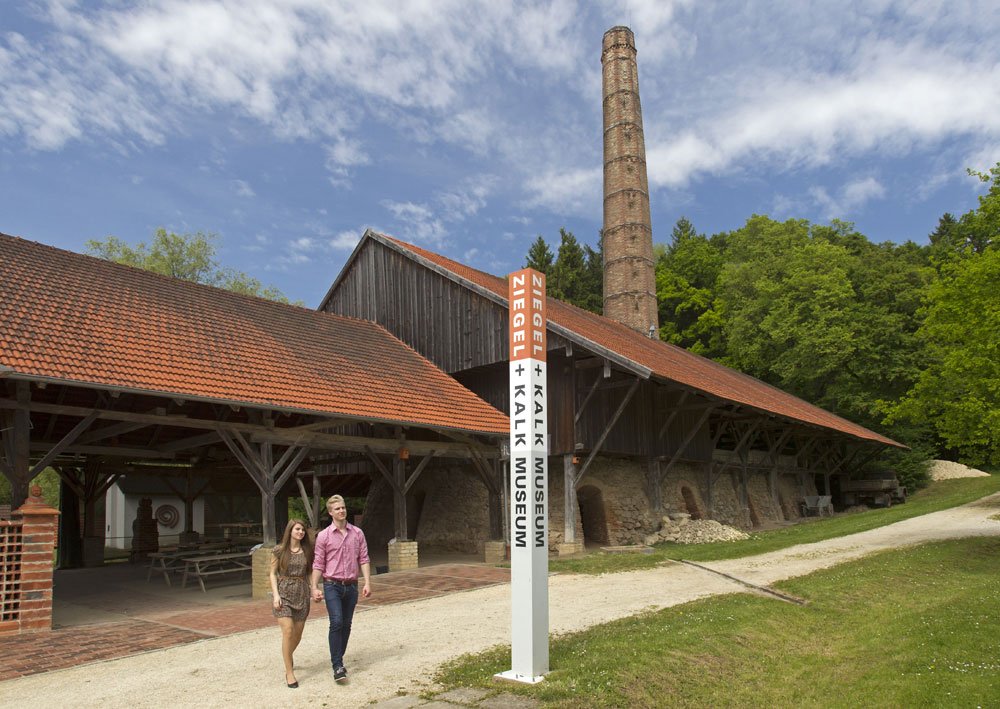 Blick auf das Ziegel- und Kalkmuseum Flintsbach bei Winzer