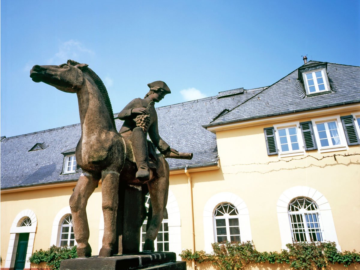 Reiter vor Schloss Johannisberg