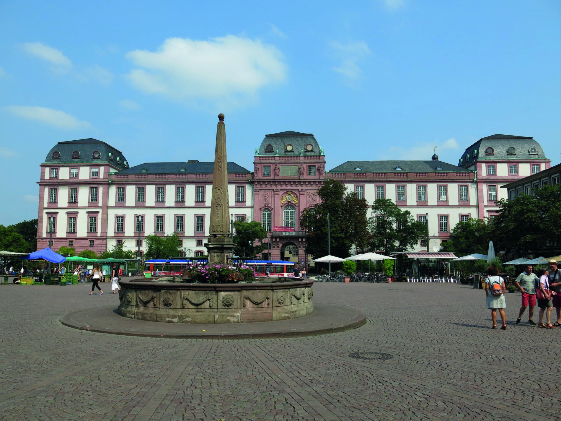 Im Vordergrund der Marktbrunnen aus dem 14. Jahrhundert, dahinter die Südfassade des Residenzschloss.