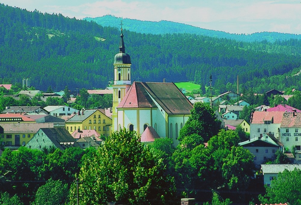 Blick auf die Stadtpfarrkirche Viechtach im ArberLand Bayerischer Wald