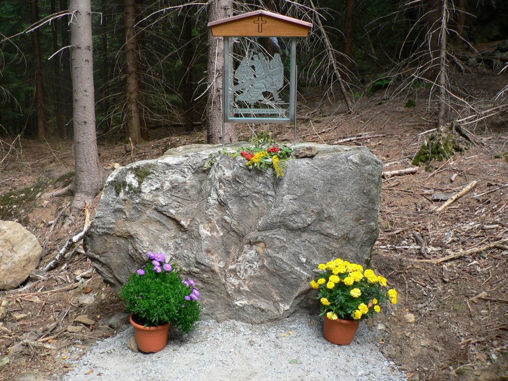 Kunstwerk auf Stein auf dem Gläsernen Kreuzweg zum Berg Hennenkobel bei Zwiesel im Bayerischen Wald