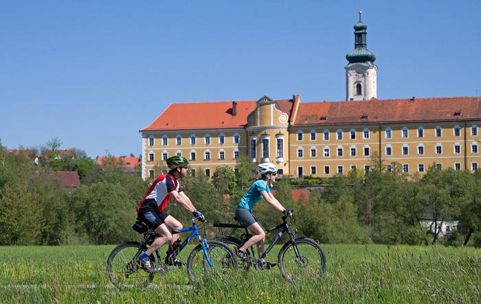 Der Regentalradweg mit Blick auf das Kloster Walderbach