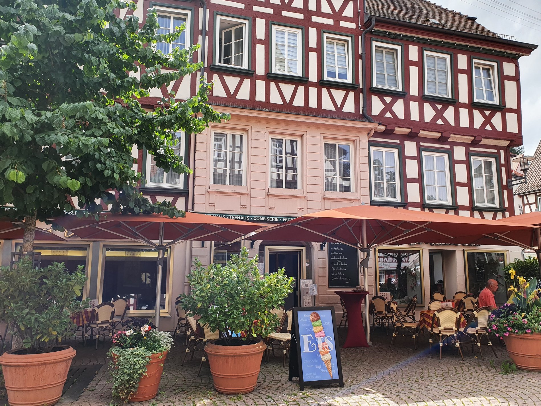 Terrasse und Eingang Café am Markt