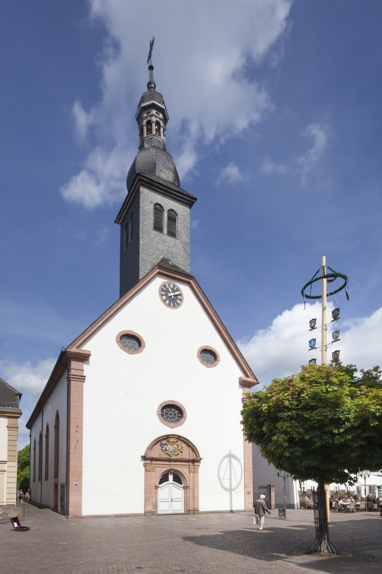 Barocke Engelbertskirche mit Zunftbaum in der Fußgängerzone von St. Ingbert