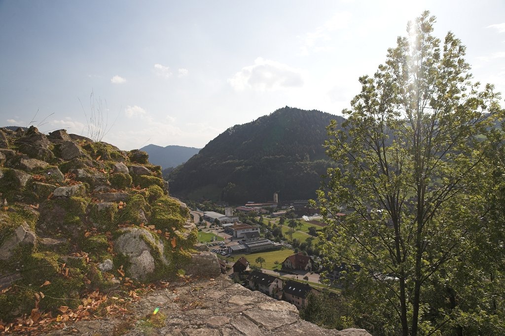 Blick von der Burgruine Schlössle auf den Wolfenberg
