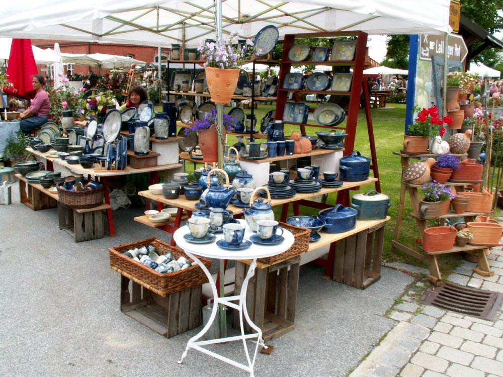 Bunte Auswahl an Keramik beim Lallinger Töpfermarkt