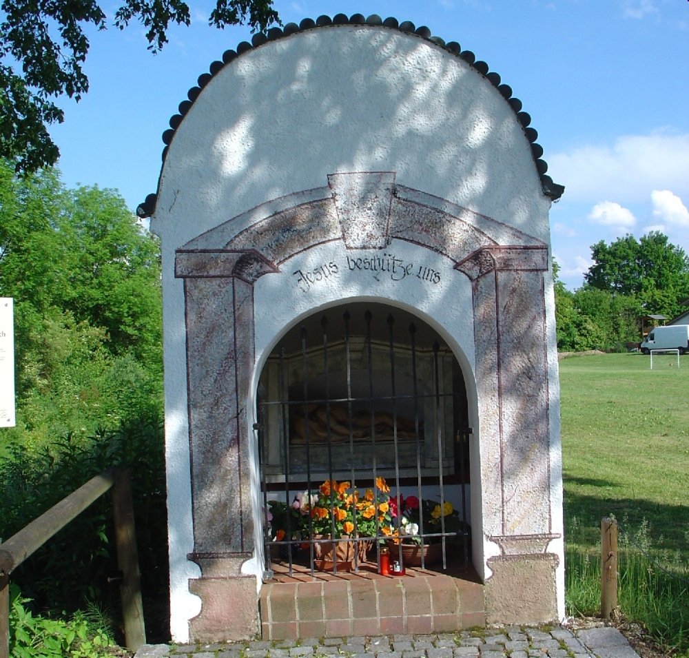 Blick auf die Fronleichnam-Kapelle am Guntherweg bei Niederalteich im Deggendorfer Land