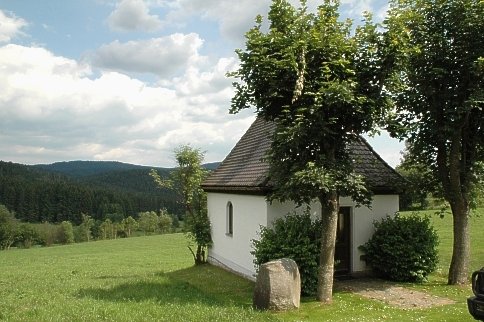 Blick auf die Dorfkapelle in Oberasberg in der Gemeinde Rinchnach