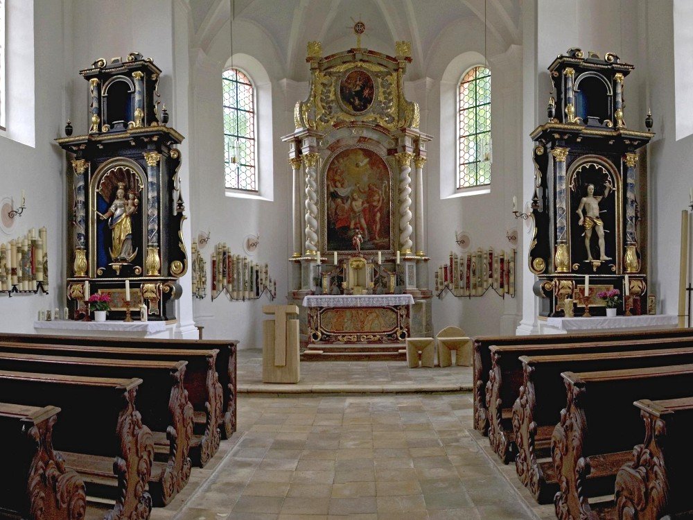 Der Altarbereich in der Wallfahrtskirche St. Johann in Falkenfels