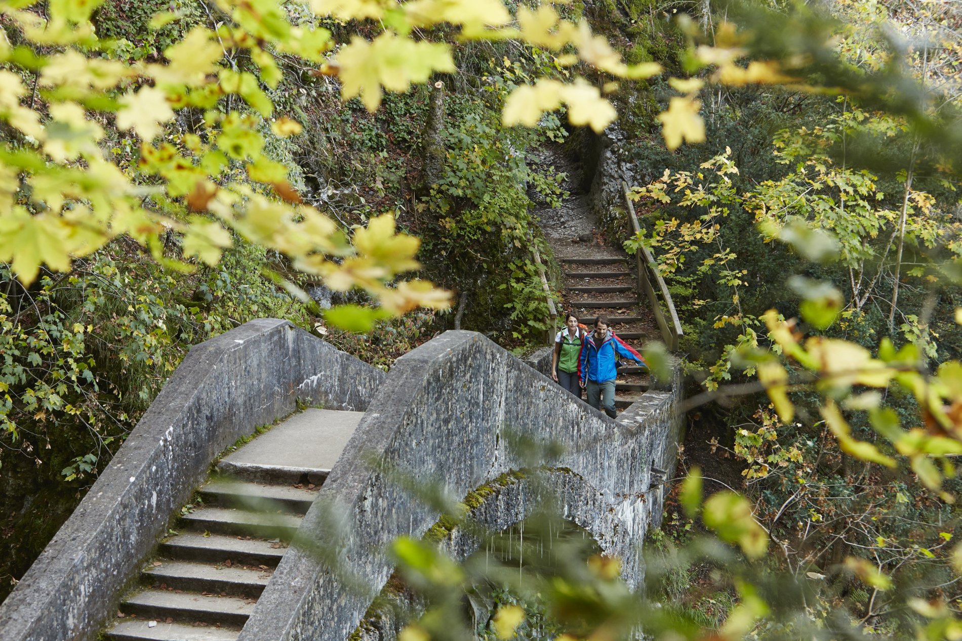 Ein Wanderpaar wandert über die Teufelsbrücke im Inzigkofer Park.