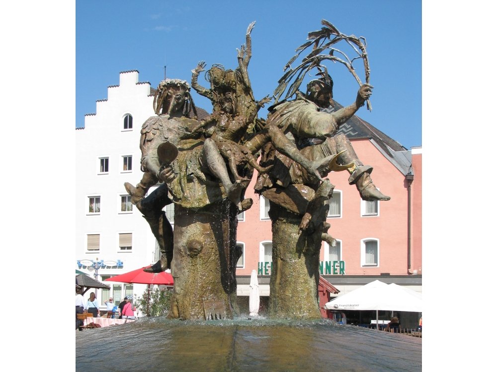 Der Marktplatzbrunnen in Cham mit den Figuren der Waldhexe und des Bilmesschneiders