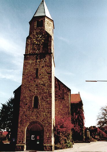 Blick auf die Pfarrkirche in Neubäu (Ortsteil der Stadt Roding)