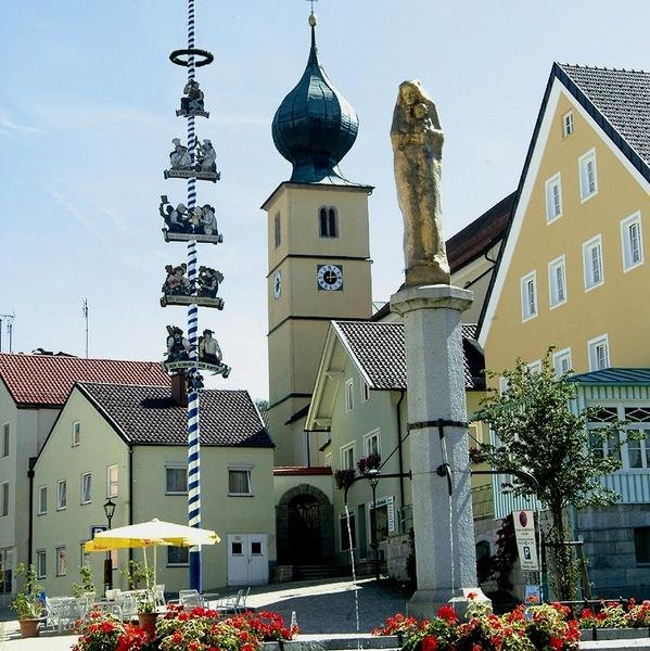 Ruhmannsfelden - einer der ältesten Orte des Bayerischen Waldes - hat sich bis heute den historischen Marktkern erhalten.