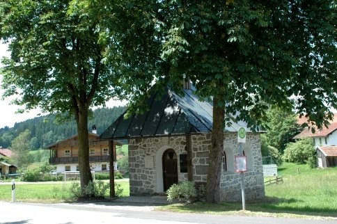 Blick auf die Dorfkapelle in Stadl in der Gemeinde Rinchnach